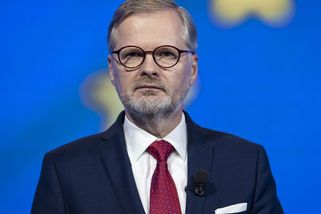 Už chybí jen věta Slunce v duši, reagují lidé na bezbarvý projev Petra Fialy. Možná proto premiéra po nemoci přibarvili - Super.cz