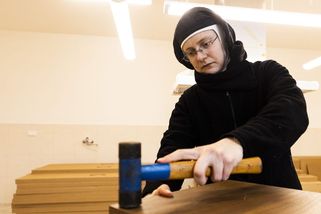 Fotky: Ráno modlitba, pak vezmou řeholnice kladiva a dají se do práce - Seznam Zprávy