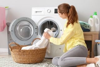 Chyba u pračky, která vás stojí peníze i zdraví. Oblečení perete zbytečně často, „špinavější“ kousky přehlížíte