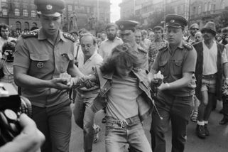 Komunisté nutili disidenty k vystěhování. Vědci teď zkoumají traumata jejich dětí