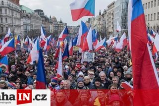 prahain.cz/zivot-ve-meste/zaplnene-vaclavske-namesti-demonstruje-proti-bide-atmosfera-je-hodne-dusna-11757.html