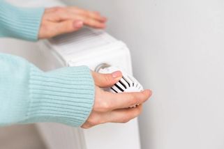 Domácí hack, který funguje lépe než reflexní fólie. Jednoduchá úprava sníží náklady na topení až o 20 % - EnergoZrouti.cz