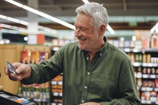 Starší muž se dožadoval výplaty u kasy. Manažer obchodu se mu přede všemi vysmál - Médium.cz