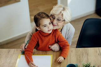 Syn prozradil, co doma dělá s babičkou. Od té doby jsme jí museli hlídání zatrhnout - Médium.cz