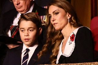 Princ George (12) hvězdou velké vzpomínkové akce: Vypadá tak dospěle, žasli lidé. Zaujaly i šaty princezny Kate