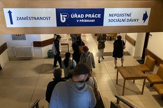 Panika kvůli změnám v pobírání dávek. Lidé nevědí, kolik budou dostávat - Seznam Zprávy