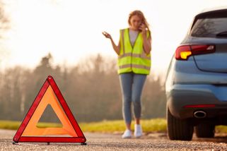 Španělé se definitivně zbláznili. Nepochopíte, co musí od 1. ledna 2026 vozit povinně v autě místo trojúhelníku - MotorGuru.cz