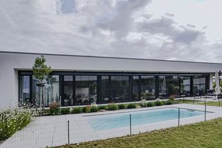 Pasivní bungalov si nechali postavit u Berouna. Díky sklepu mají vše nevzhledné uklizeno pod zemí - Novinky