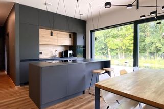 Bungalov dvou dam a jejich zvířátek: splněný sen o klidném bydlení s lesem za oknem - Proženy.cz