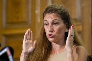 Decroix ironicky pogratulovala hnutí ANO. A spustila slova o týpkovi s fašistickou rétorikou a ústavní funkci za odměnu