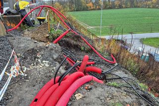 50 metrů kabelů vezli v kufru. Policie popsala odhalení zlodějů, kteří ochromili na den koridor - Zdopravy.cz
