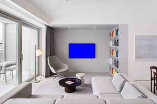 Podkrovní byt pro rodinu působí jako galerie. Vše včetně kuchyně schovali do odstínů šedé - Proženy.cz