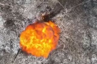 Záběry katastrofální exploze. Ukrajinští výsadkáři i mariňáci drtivě udeřili na ruské zákopy