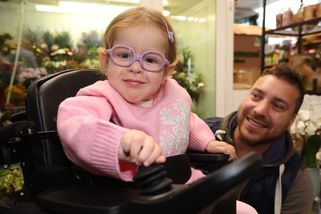 Pomůžeme malé Rozárce, která je na vozíku? Aby ji rodiče mohli vozit k lékařům, potřebují speciální auto - Proženy.cz