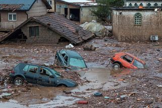 FOTO: Bosna kvůli záplavám volá o pomoc - Novinky