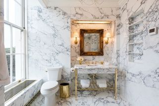 FOTO: Ty dlaždičky se k éře Lincolna nehodily. Trump se v sérii příspěvků chlubí renovací koupelny - Novinky