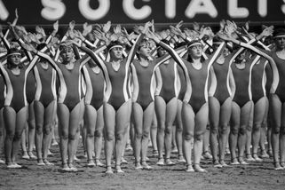 Tělocvik za socialismu: Povinné trenýrky a jarmilky, otravný šplh a potrhané žíněnky – Maminka.cz