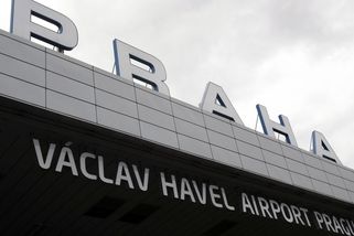 Česká policie na letišti zadržela izraelského vojáka. Francouzi ho označili za nežádoucí osobu - Novinky