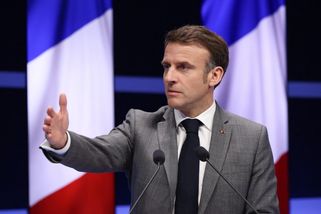 Už žádná holubice míru, spíše válečný jestřáb. Co stojí za proměnou Emmanuela Macrona?