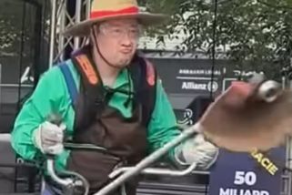 Okamura si na mítink v Ostravě přivezl křovinořez. Na pódiu s ním „posekal“ státní výdaje - Echo24.cz