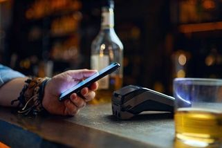 Nová vláda osvobodí spropitné od daně a odvodů. Bokem tečou miliardy