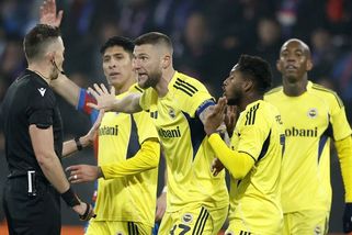 Vždyť mu stáhl trenky, okradli nás o penaltu! Fenerbahce si stěžuje na rozhodčí - Sport.cz