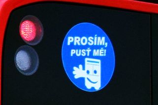 Mají autobusy bezvýhradnou přednost při vyjíždění ze zastávky? Správná odpověď je lehce na hraně