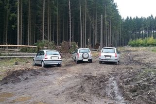 Pokuta pro 55 % českých řidičů: Kdo tak parkuje, riskuje pokutu až 100 000 Kč. Zákon platí i tam, kde není značka