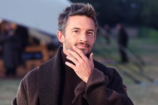 Nejvíce sexy mužem roku 2025 je vikomt z Bridgertonových! Ale máte u něj smůlu, dámy