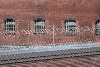 Sexuální skandál v německé věznici pro mladistvé. Osmnáctiletý Iráčan svedl dvě tamní pracovnice - Novinky