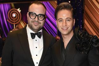 Ani letos nezůstali při zemi: Milan Peroutka ukázal 8 stromků a domácnost s velkolepou vánoční výzdobou - Super.cz