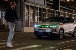 Opel vyměnil logo za semafor pro chodce - Novinky