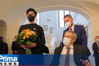 Pekarová vítala Zemana se stužkou v barvách Ukrajiny. Přijel za vámi invalida, řekl jí prezident