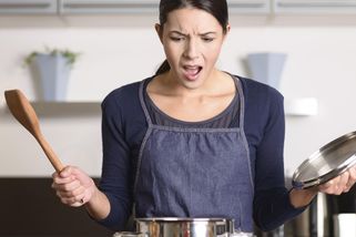 Jak na připečené hrnce? Zkuste triky se sodou, colou i citronem - Proženy.cz