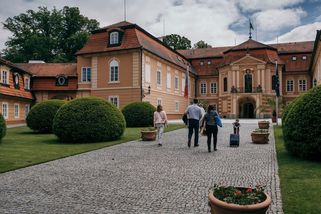 O vládní zámek za 1,5 miliardy se hlásí první zájemce. Ale chce ho zadarmo - Seznam Zprávy