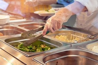 Vláda popsala, jak chce platit kuchařky a školníky. Šetřit na nich neplánuje - Seznam Zprávy