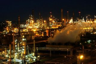 V rafinerii nedaleko Budapešti vypukl obrovský požár, bylo slyšet výbuchy - Novinky