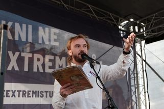 Minář burcuje a svolává další demonstraci na Staromák. Novou vládu přirovnal k mafiánům