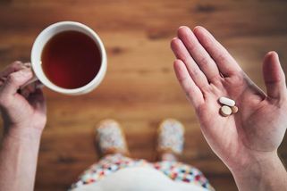 Na léky jedině vodu, říká odborník. Účinek ovlivní i to, co jíte a pijete - Seznam Zprávy