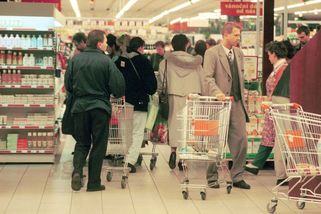 Před více než 30 lety otevřel první supermarket u nás. Jmenoval se Mana a změnil styl nakupování! - Proženy.cz