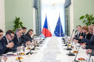 Chybí 800 milionů na platy nepedagogů. Vláda jde proti vlastní strategii - Médium.cz