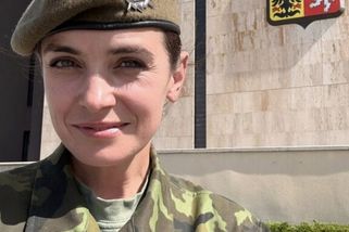Herečka Sarah Hlaváčová vstoupila do armády
