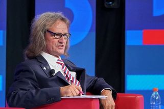 Tě péro, bezmozci, dementi a komolení jména šéfky EK. Ševčík se ve volebním speciálu rozjel