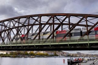 FOTO: Železniční most zreznul a nestačí. Ze symbolu pražské dopravy je špunt - Novinky