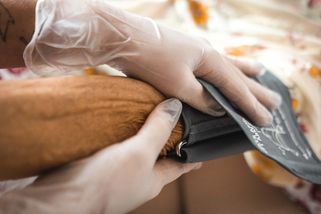 Proč nepřidáte všem? Poslanci se přeli o zvýšení příspěvku na péči - Seznam Zprávy