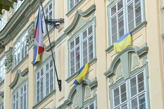 Lidsky ubohé gesto, řekl Bartošek o Okamurovi. Ukrajinské vlajky visí z oken opozičních stran