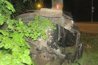 Mladý řidič ve vysoké rychlosti narazil do stromu. Nepřipoutaná spolujezdkyně zemřela - Novinky