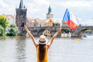 Jak je možné, že se po Praze prochází ruští turisté a ještě napadají Ukrajince? - InfoPuls