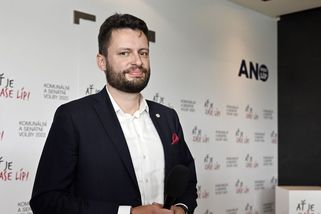 Šéf pražského ANO Ondřej Prokop se obul do bezdomovce v metru: Smlsli si na něm režisér, známí politici i syn Nerudové - Super.cz