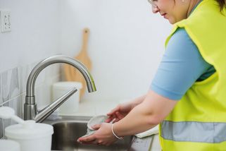 Poslanci projednávají zákon o povinném nošení reflexních vest i v domácnostech - Médium.cz